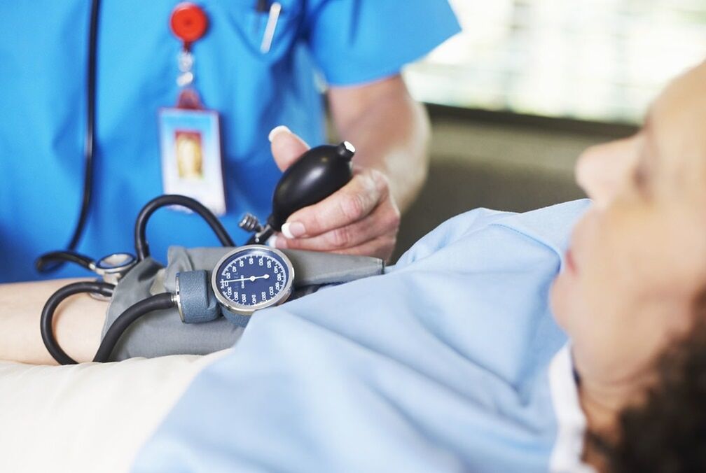 El médico mide la presión del paciente con hipertensión